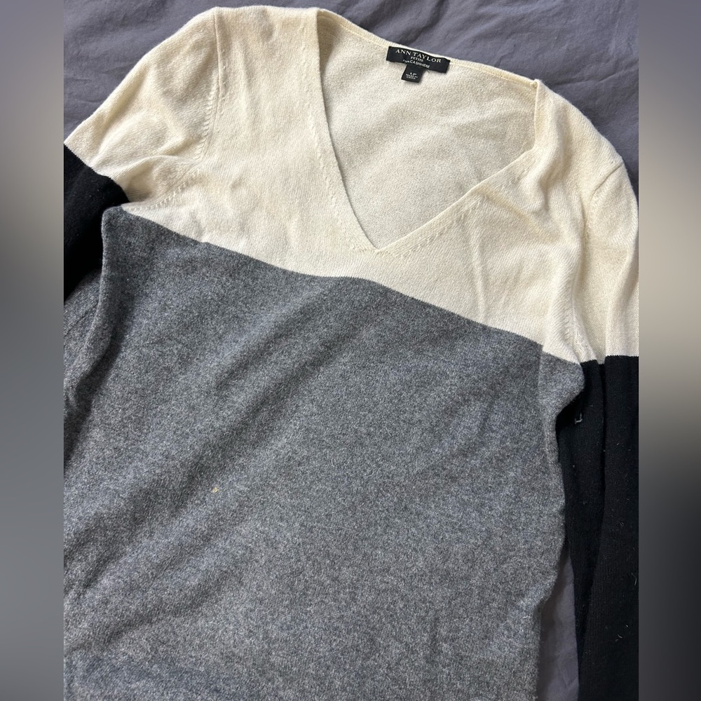 Ann taylor petite cashmere v neck sweater in large